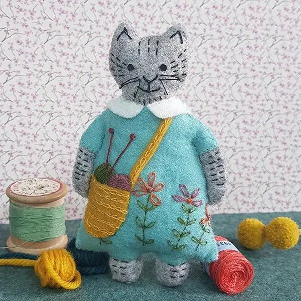 Craftermoon - Mrs. Cat Loves Knitting Felt Craft Mini Kit 3
